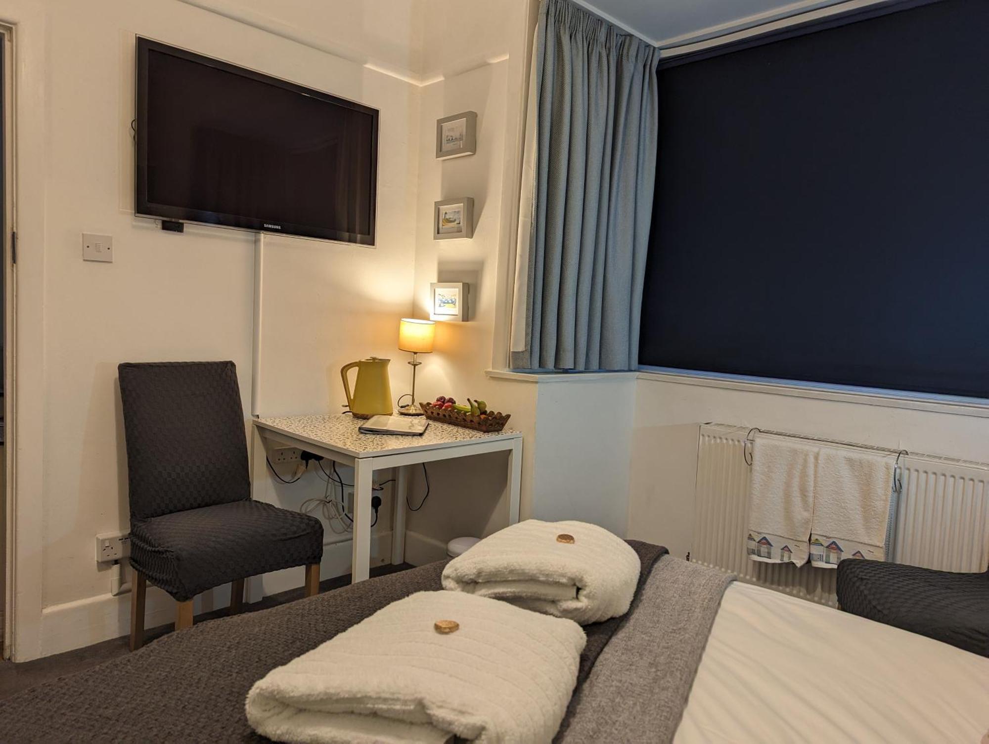 En-Suite Nook Near Forest & Sea, Super Value With Fridge, Microwave And Tv Лимингтон Экстерьер фото